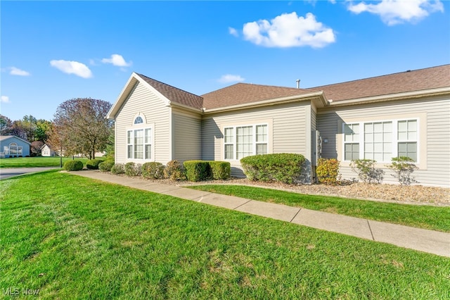 view of front of home featuring a front yard