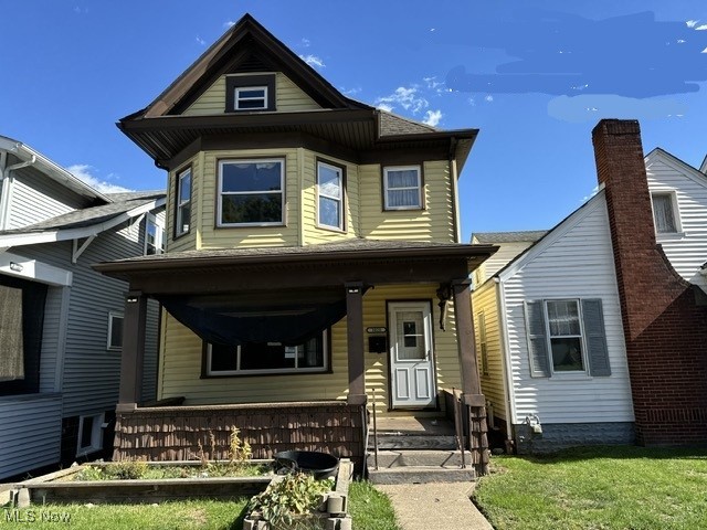 view of front facade featuring a front yard and covered porch