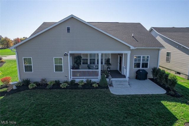 view of front facade featuring covered porch and a front yard