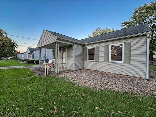 view of front of home featuring a front lawn