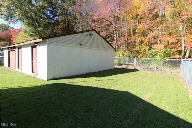 view of yard with an outbuilding