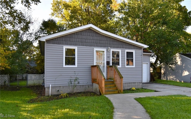 bungalow-style house featuring a front lawn