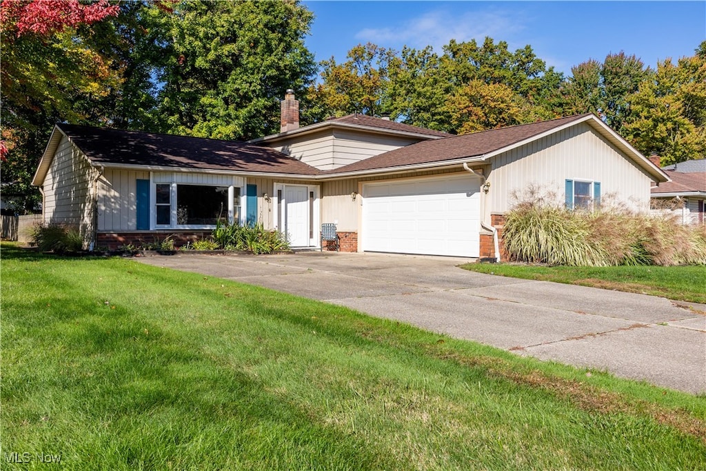 view of front facade featuring a front lawn and a garage