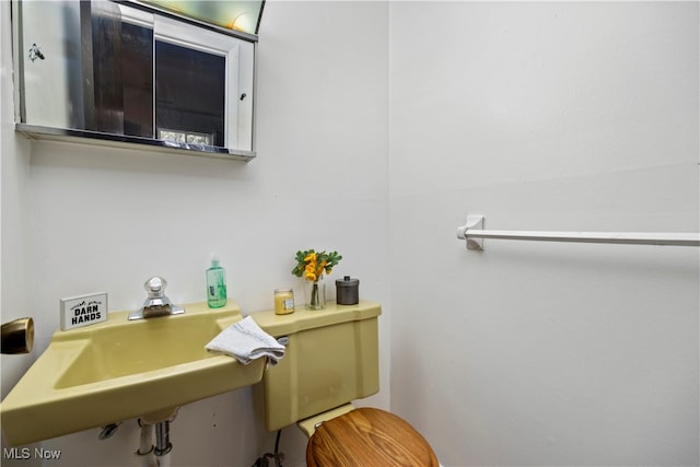 bathroom featuring sink and toilet