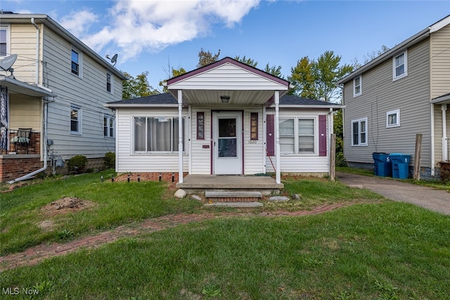 view of front of property featuring a front yard