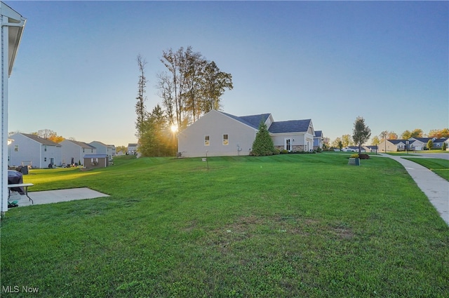 view of yard at dusk