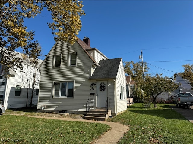 view of front property featuring a front lawn