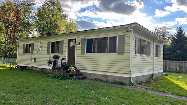 manufactured / mobile home with a front yard