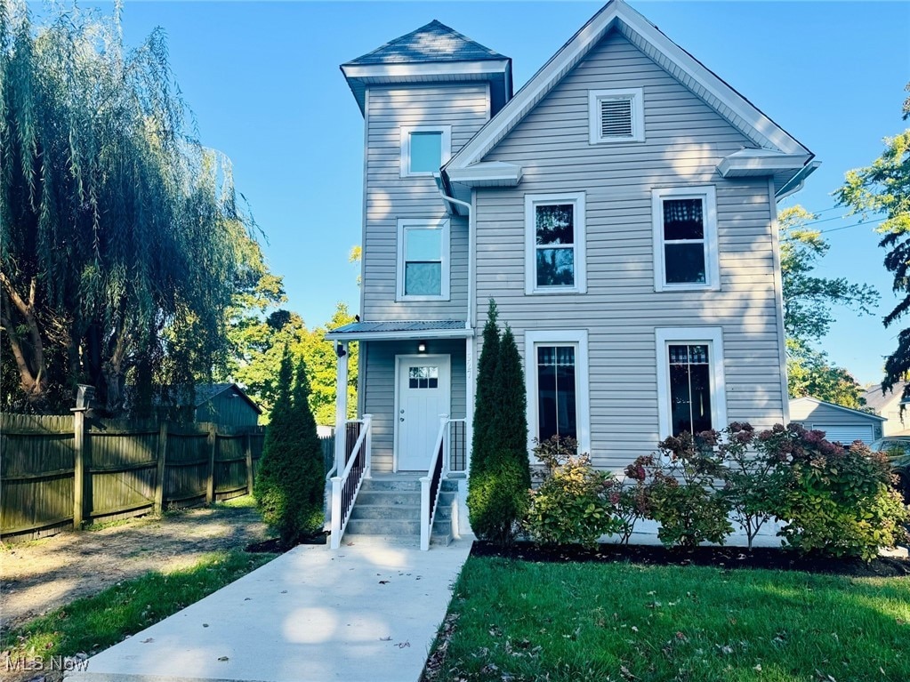 view of front property