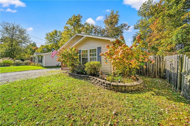 view of front of house featuring a front yard