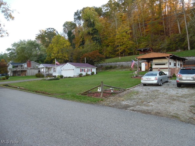 view of front of property featuring a front lawn