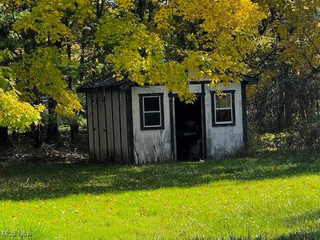 view of outdoor structure with a yard