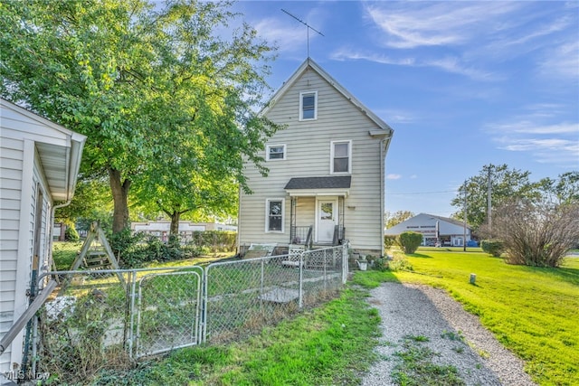 view of front of home featuring a front yard