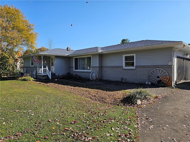 single story home with a front yard