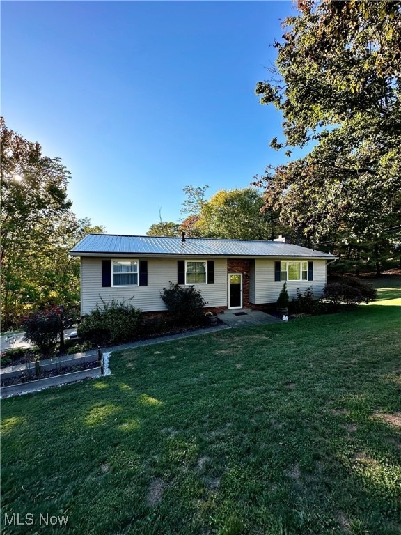 ranch-style house featuring a front lawn