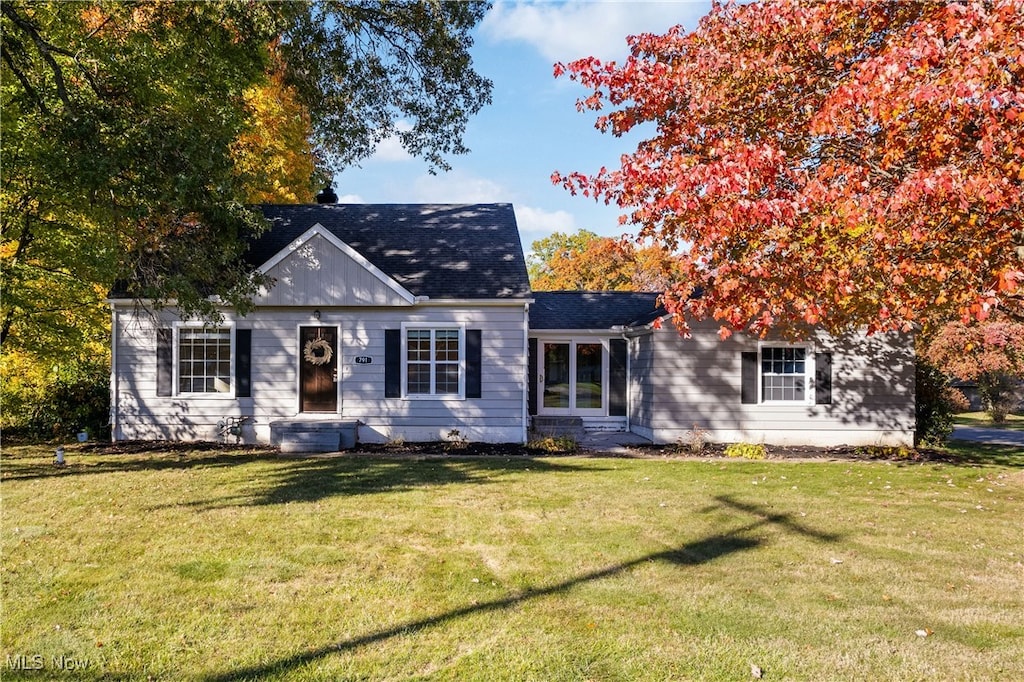 view of front of house with a front yard