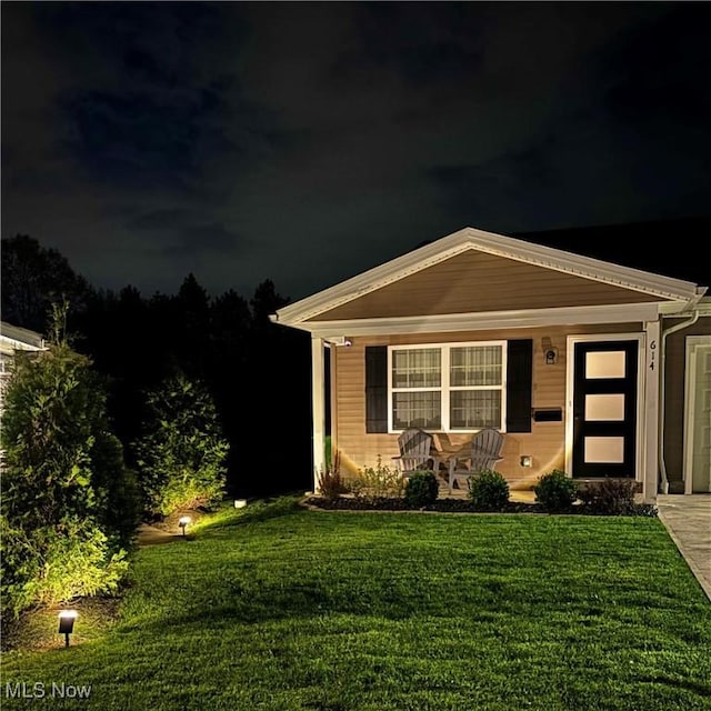 view of front facade with a lawn