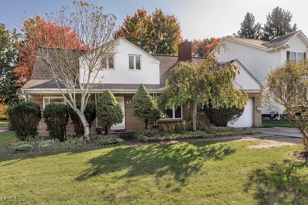 view of front facade with a front yard