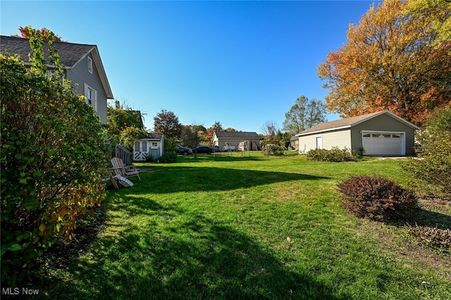 view of yard featuring an outdoor structure and a garage