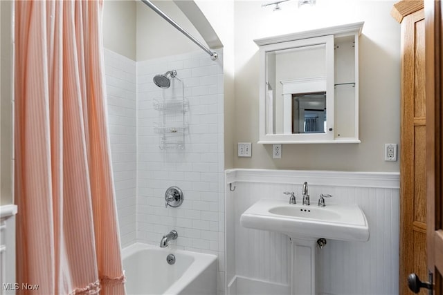 bathroom featuring tiled shower / bath