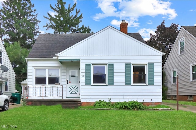 bungalow-style home featuring a front lawn