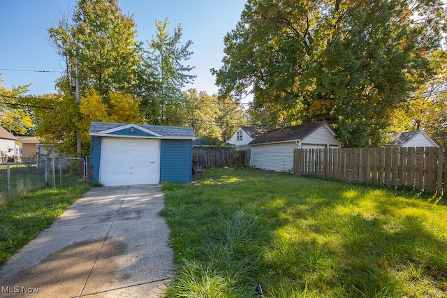 view of yard featuring an outdoor structure and a garage