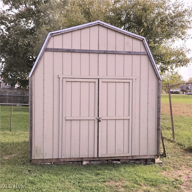 view of outdoor structure featuring a yard