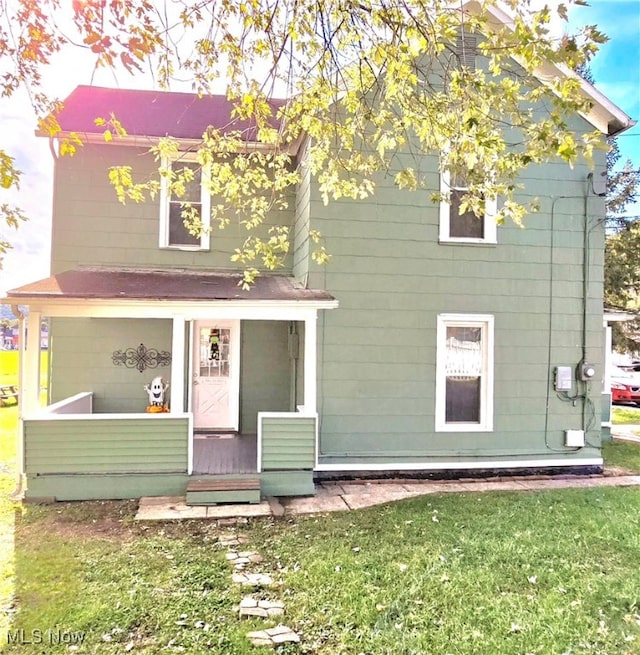 view of front of house with a front lawn and covered porch