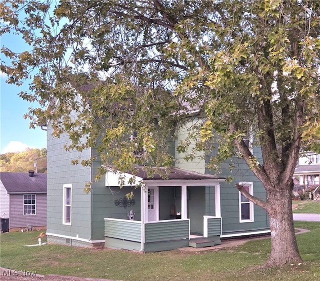 view of front of house featuring a front yard and covered porch