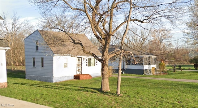 view of front facade with a front yard