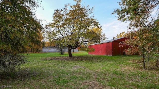 view of yard featuring an outdoor structure