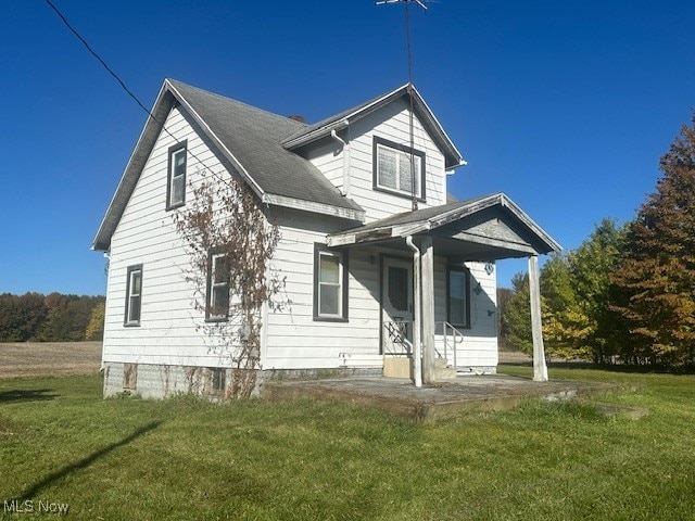 view of front facade with a porch and a front lawn