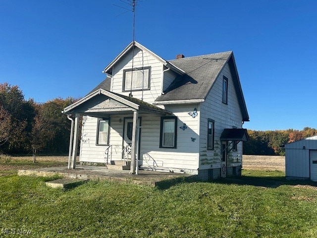 view of front of house with a front lawn