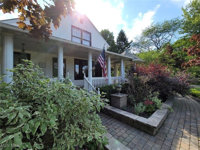 property entrance featuring a porch