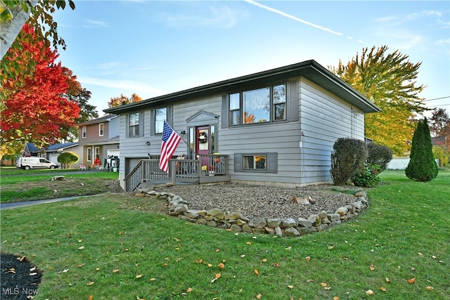 view of front of property featuring a front yard