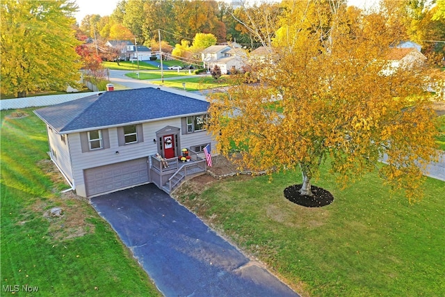 view of front of property featuring a front yard and a garage