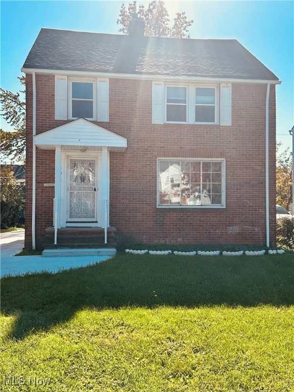 view of front of home featuring a front yard