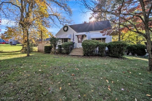 view of front of property featuring a front lawn