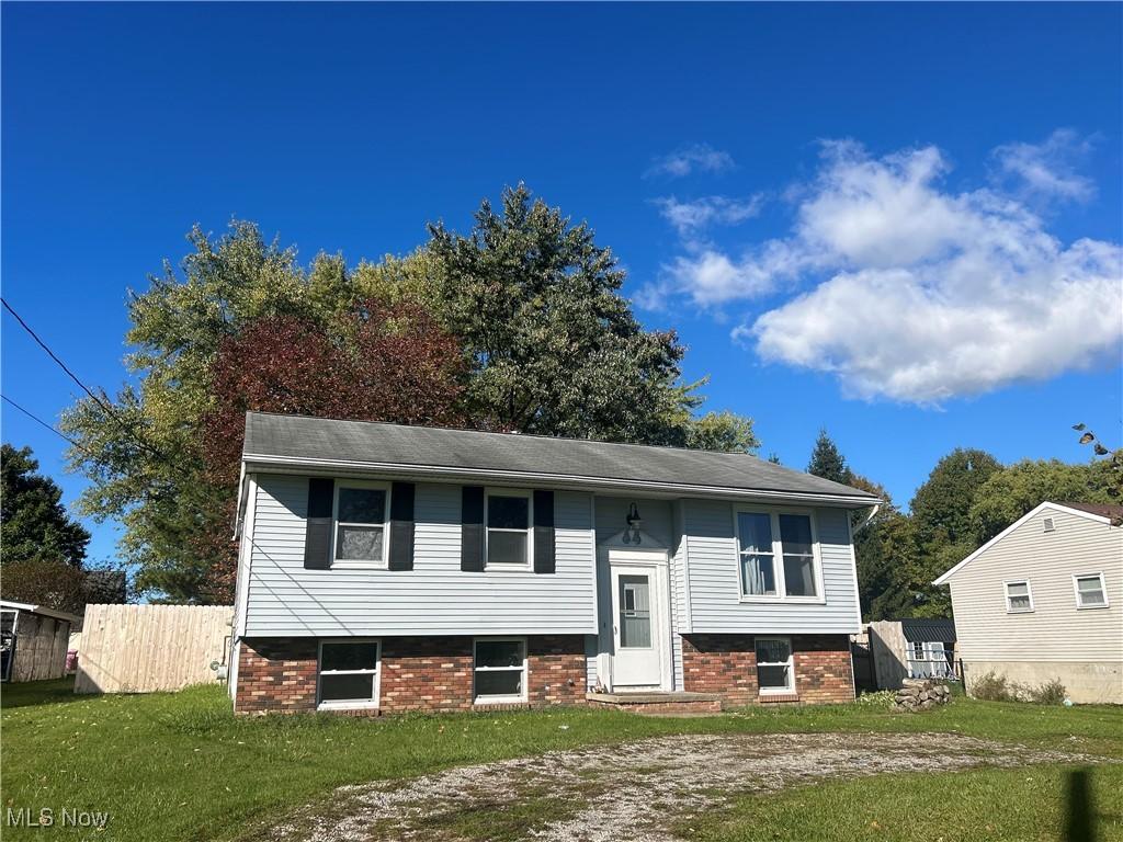 14790 Cedarwood Ct, Middlefield, OH 44062 - raised ranch featuring brick siding, fence, and a front yard