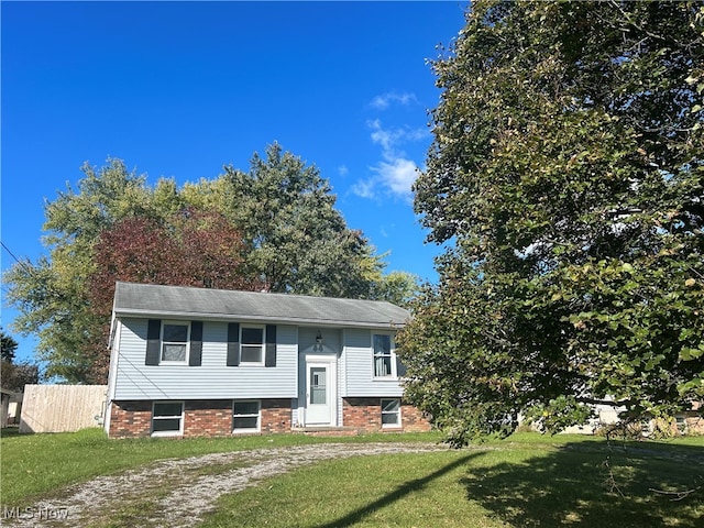 split foyer home featuring a front lawn