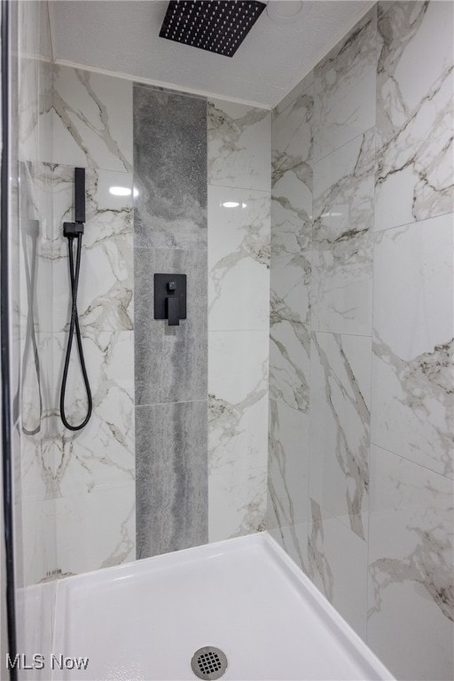 bathroom featuring a tile shower