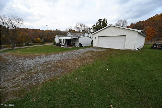 view of front facade with a front lawn