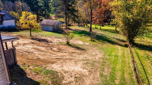 view of yard with an outbuilding