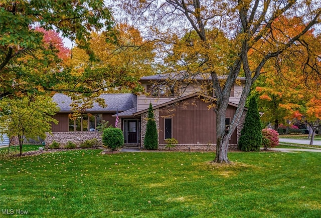 view of front facade with a front lawn