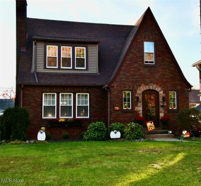 view of front facade featuring a front lawn