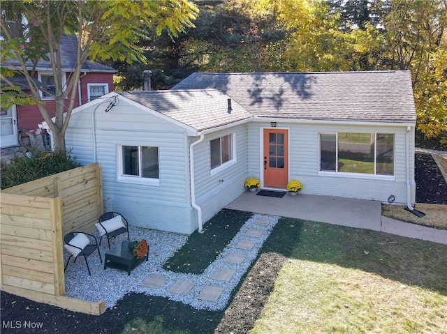 view of front of house featuring a front lawn