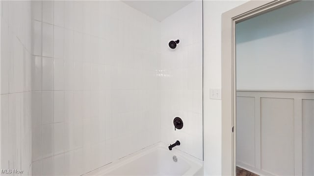 bathroom featuring tiled shower / bath combo