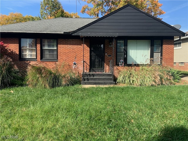 view of front of property featuring a front yard