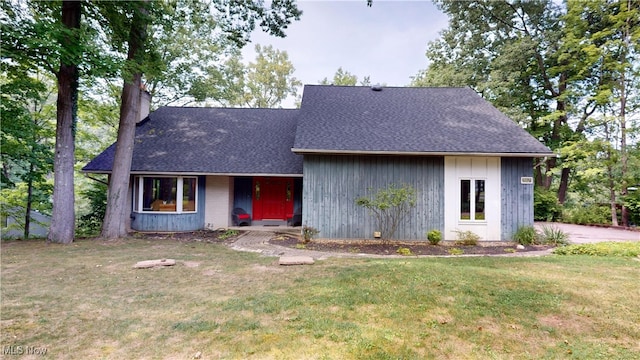 view of front of home featuring a front yard