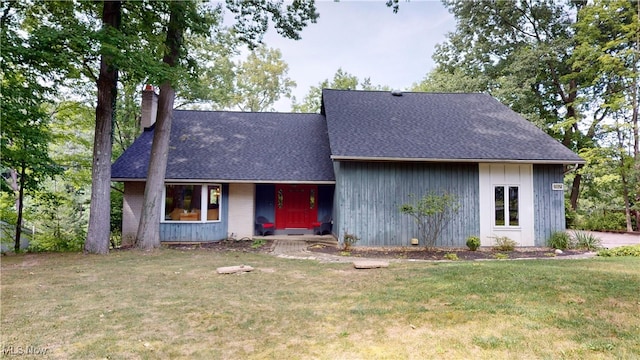 view of front of property with a front lawn